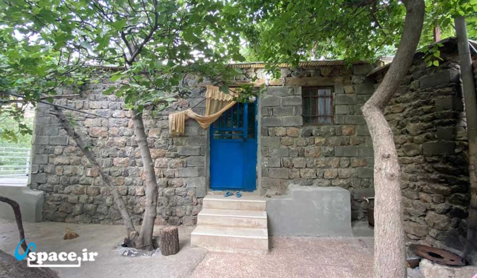 نمای حیاط خانه بومی ارغوان - پاوه - روستای داریان